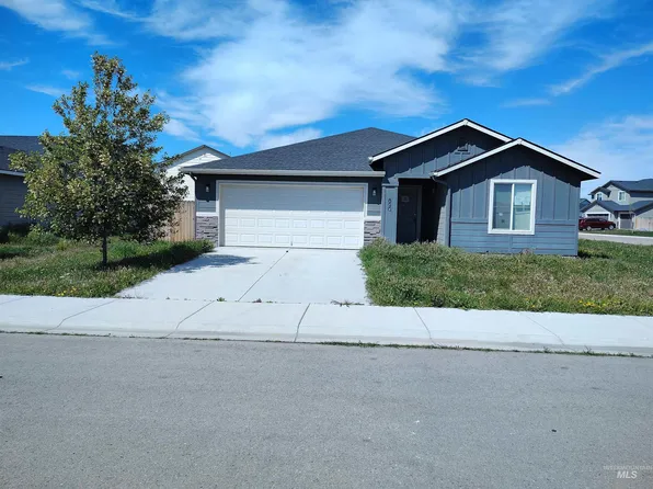 890 SW Crested St, Mountain Home, ID 83647