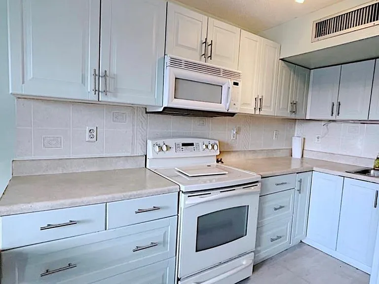 1200 Colonnades Dr #208 — Photo 10