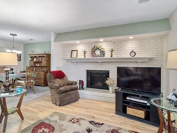 3rd image of 6742 Newburgh Rd