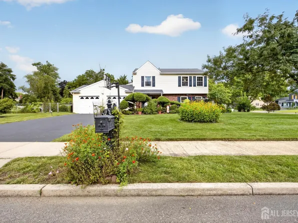 2 Dennison Pl, Plainsboro, NJ 08536