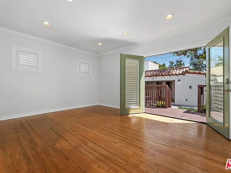 2030 Kelton Ave — Photo 14