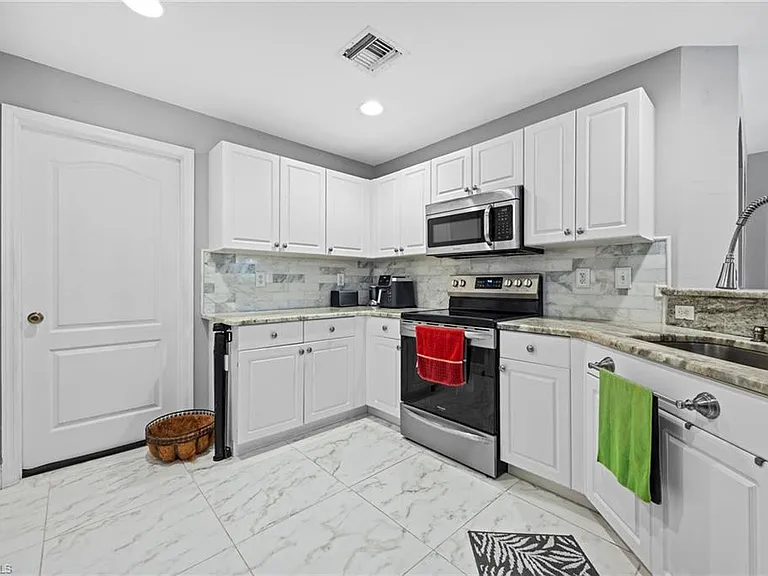 421 Broadmoor St — Photo 11