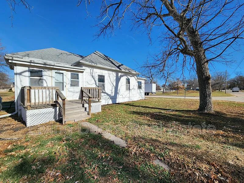 2 bed, 1.0 bath, $1,110 — Photo 2