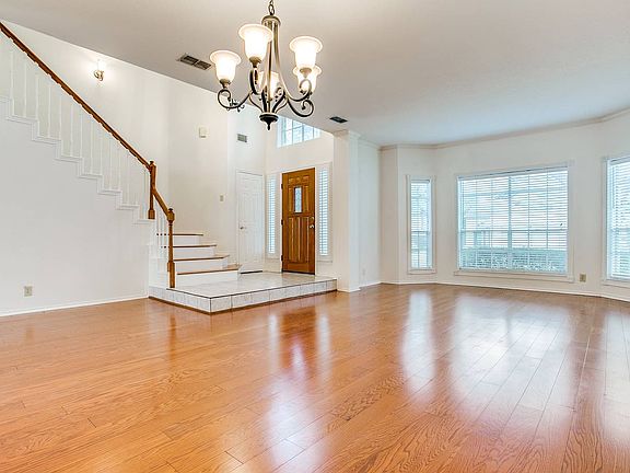 4th image of 2322 Oak Castle