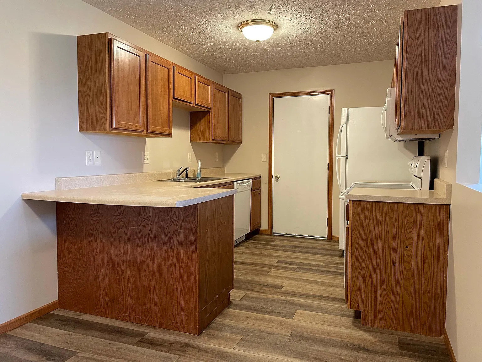 3 bed, 2016 sqft, $1,550 — Photo 4