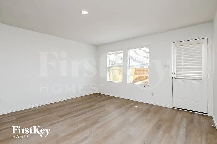 4 bed, 2.0 bath, 1627 sqft, $1,785 — Photo 3