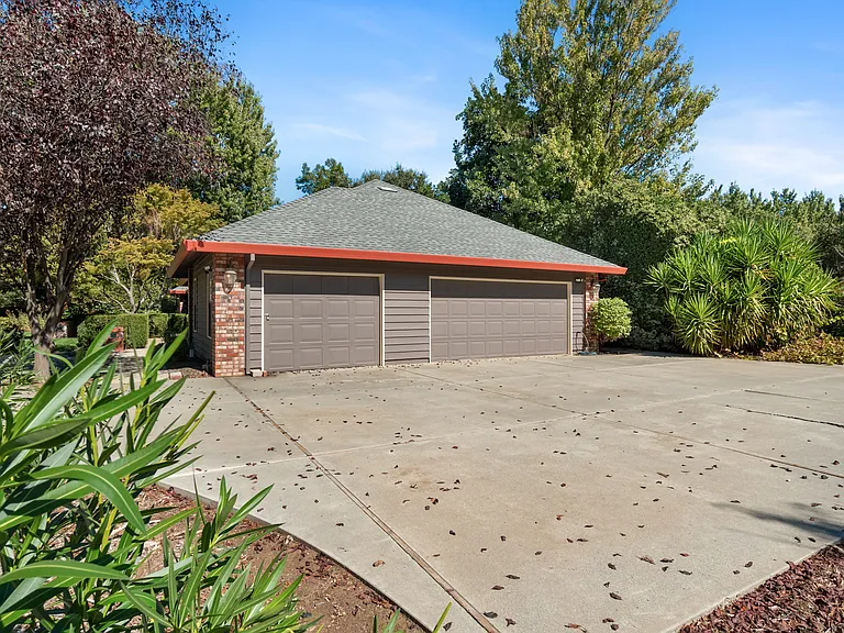 9246 Troxel Rd — Photo 18