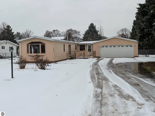 5215 Bertshire Dr, Mount Pleasant, MI 48858