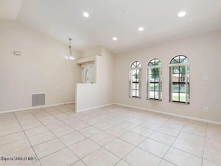 1040 Big Horn Cir NW — Photo 2
