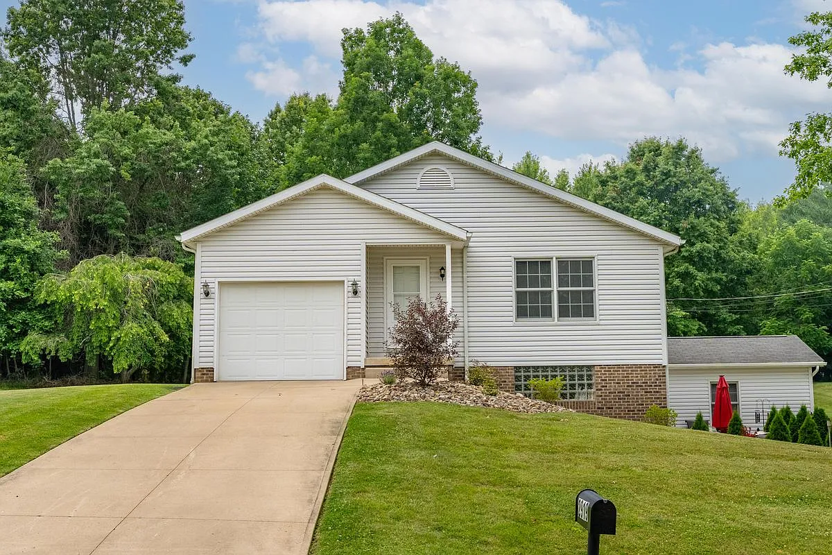 2 bed, 1.0 bath, 1144 sqft, $1,300 — Photo 1