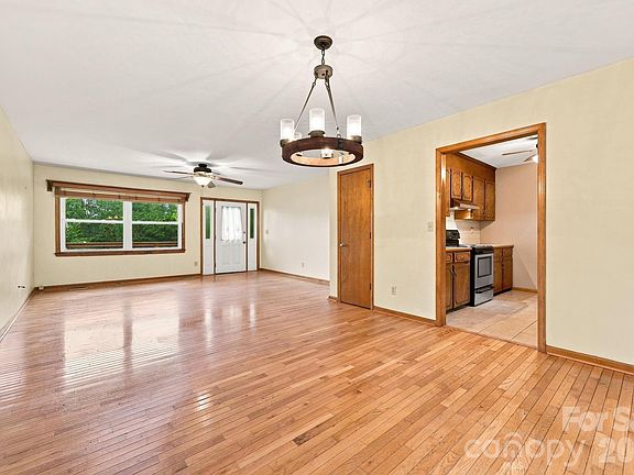 5th image of 62 Hunters Field Ln