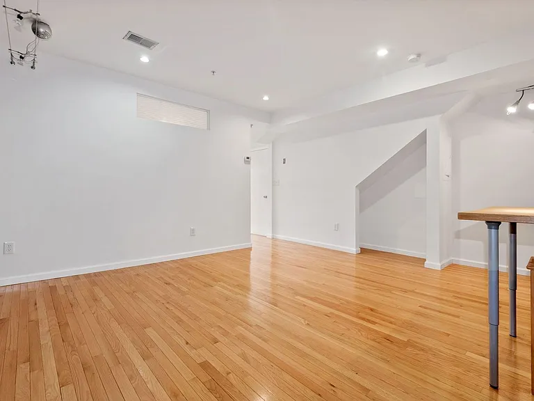 708 Irving St NE #202 — Photo 7