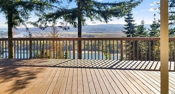 Oversized deck with amazing view