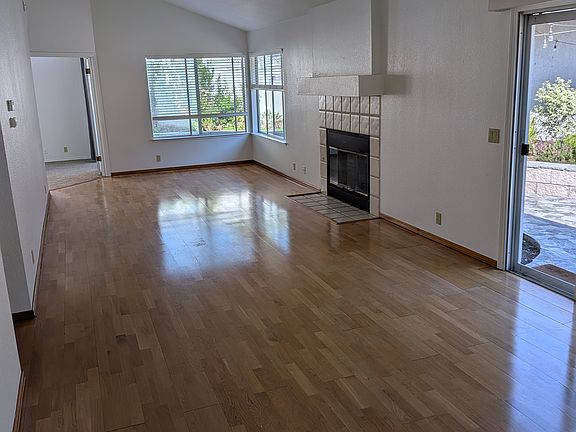 3rd image of 985 Bluebell Way