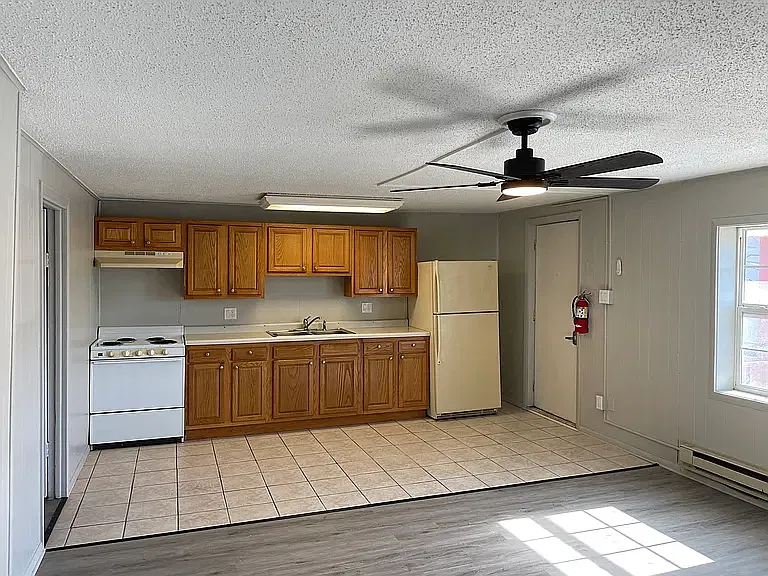 825 E Broadway St — Photo 1
