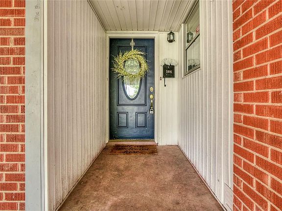 3rd image of 104 NE 11th St