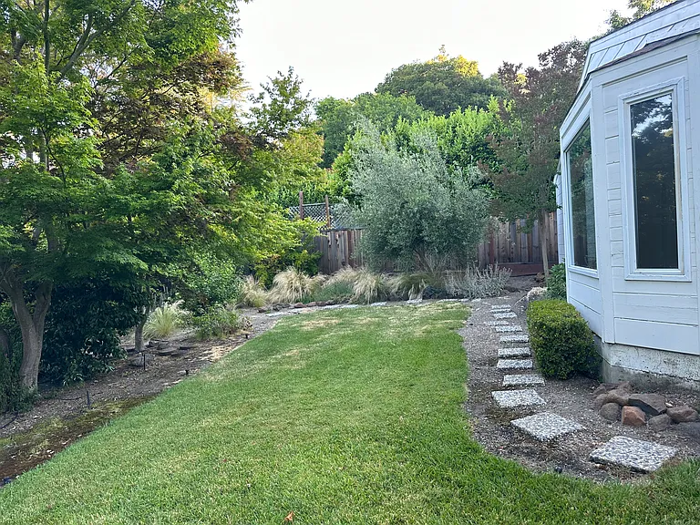 1121 Laurel Dr — Photo 3
