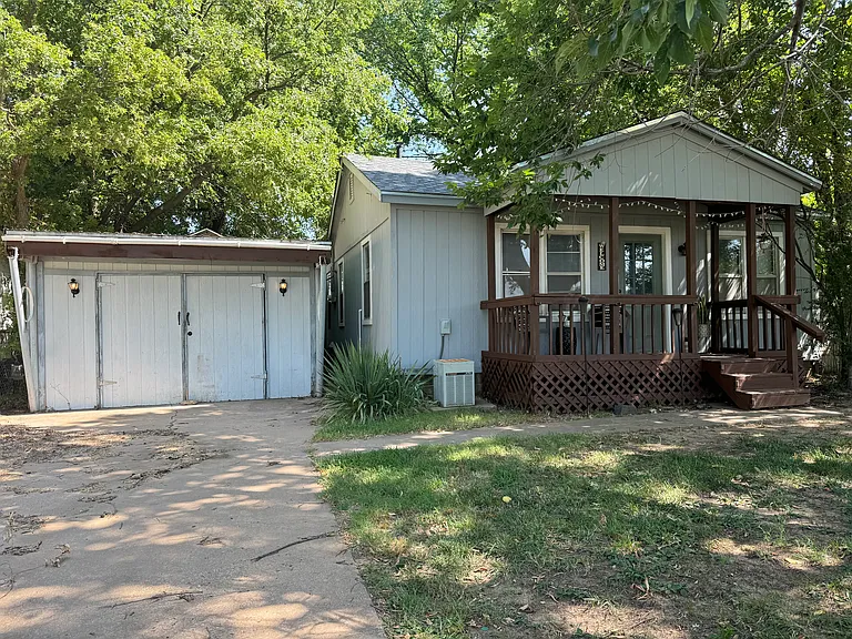 1240 E Walnut St — Photo 2