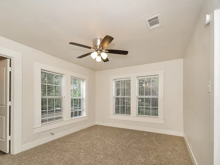 814 W College St — Photo 14