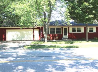 934 N Oakwood Ave, Oconomowoc, WI 53066