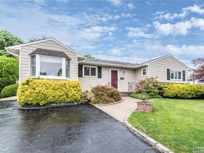 30 Manetto Dr, Plainview, NY, 11803