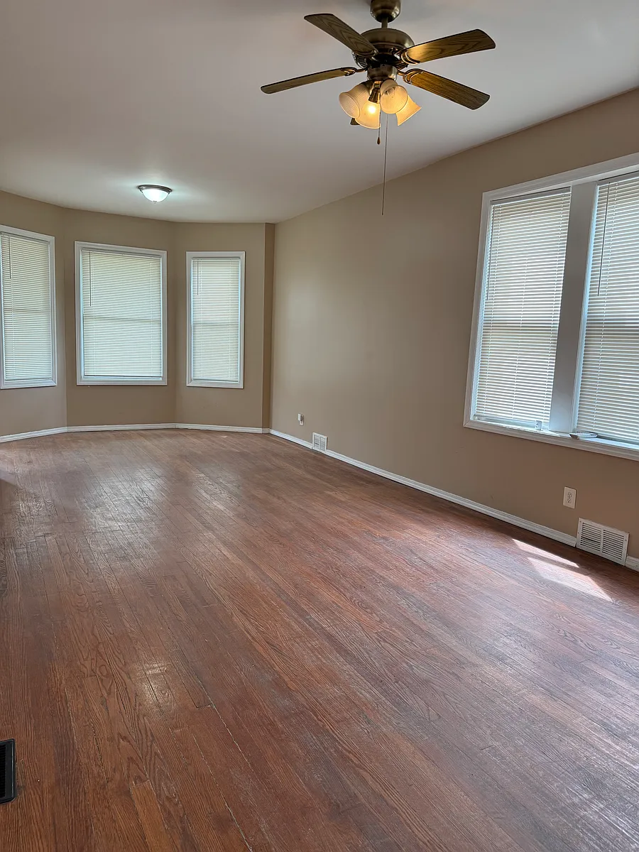 Building Photo - 6508 S Oakley Ave
