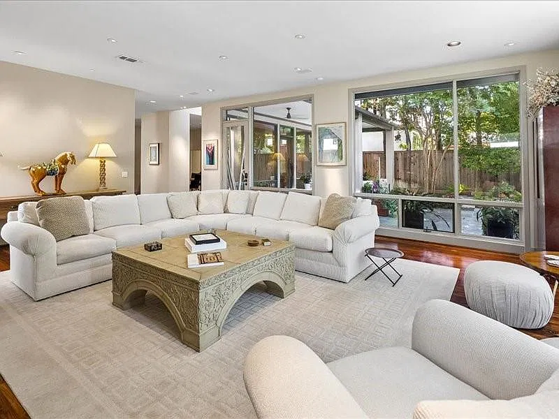 3 bed, 3.5 bath, 3938 sqft, $14,500 — Photo 3