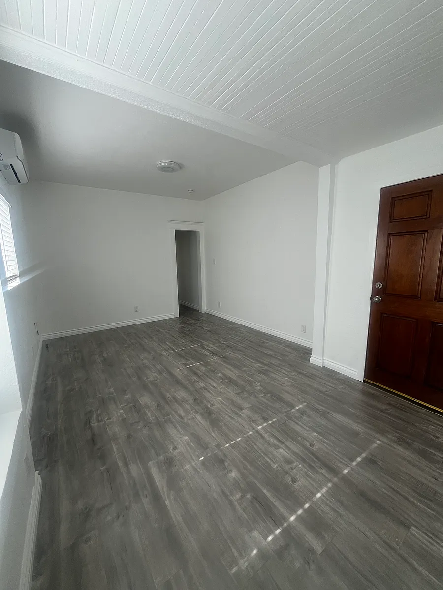Building Photo - 129 W 61st St #1/2
