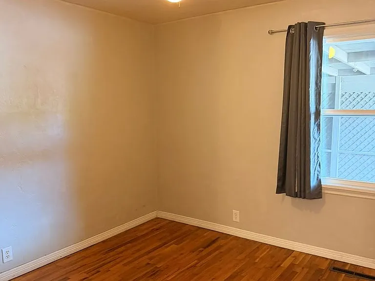1403 Bunting Ave — Photo 8