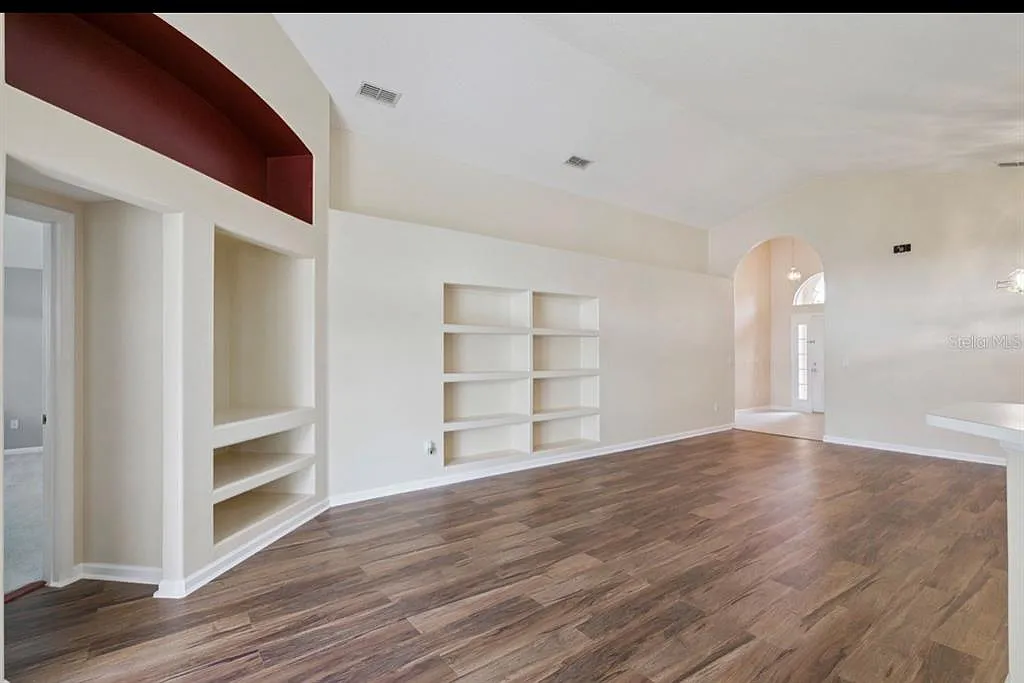 3 bed, 2.0 bath, 1724 sqft, $2,300 — Photo 3