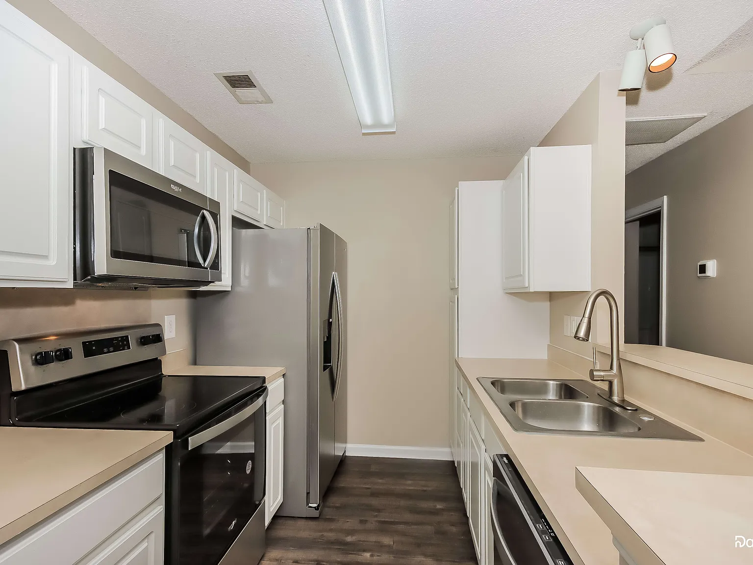 3 bed, 2.0 bath, 1102 sqft, $1,595 — Photo 3