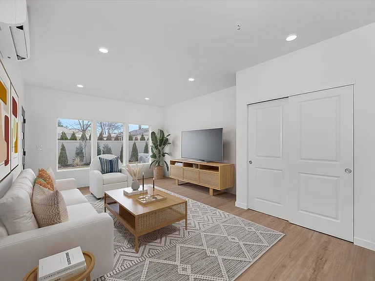 505 E Hawthorne Rd #304 — Photo 3