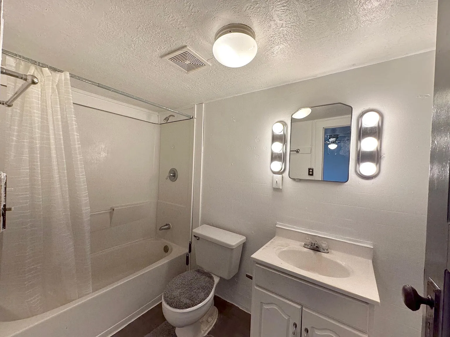 1 bed, 900 sqft, $1,075 — Photo 4