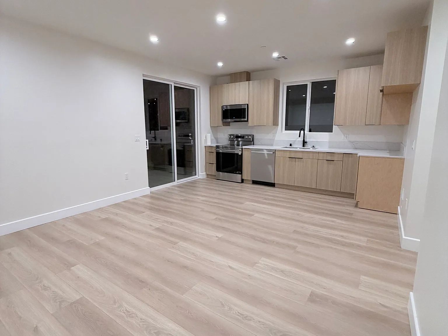 2 bed, 2.5 bath, 1146 sqft, $4,300 — Photo 4