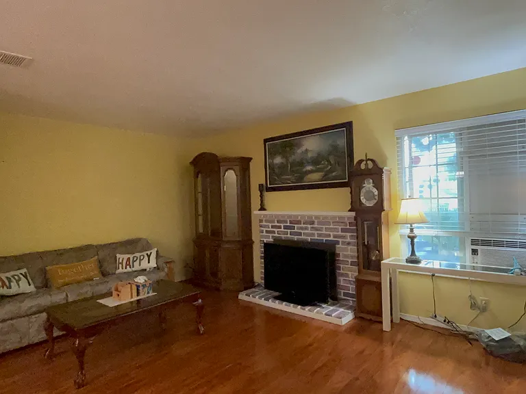 1700 Mahogany Way — Photo 4