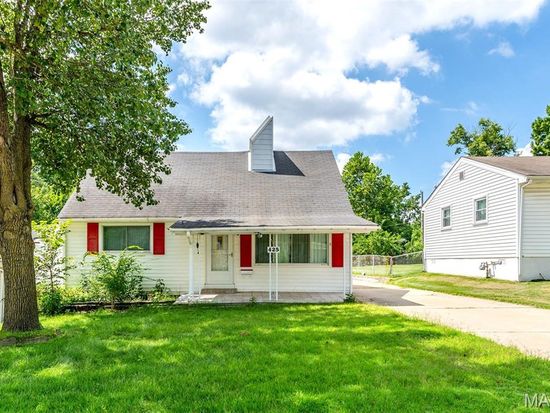 425 Chamberlin Dr, Ballwin, MO 63021