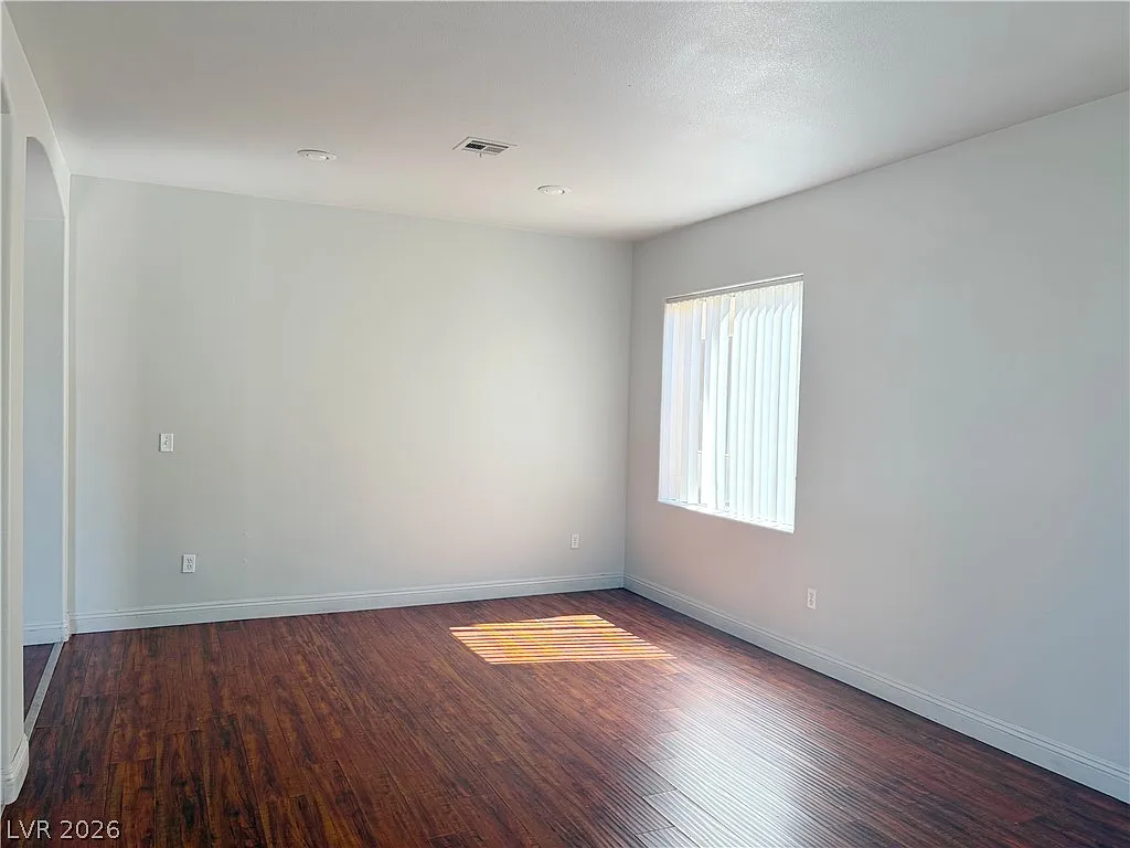 4 bed, 3.0 bath, 2021 sqft, $2,250 — Photo 4