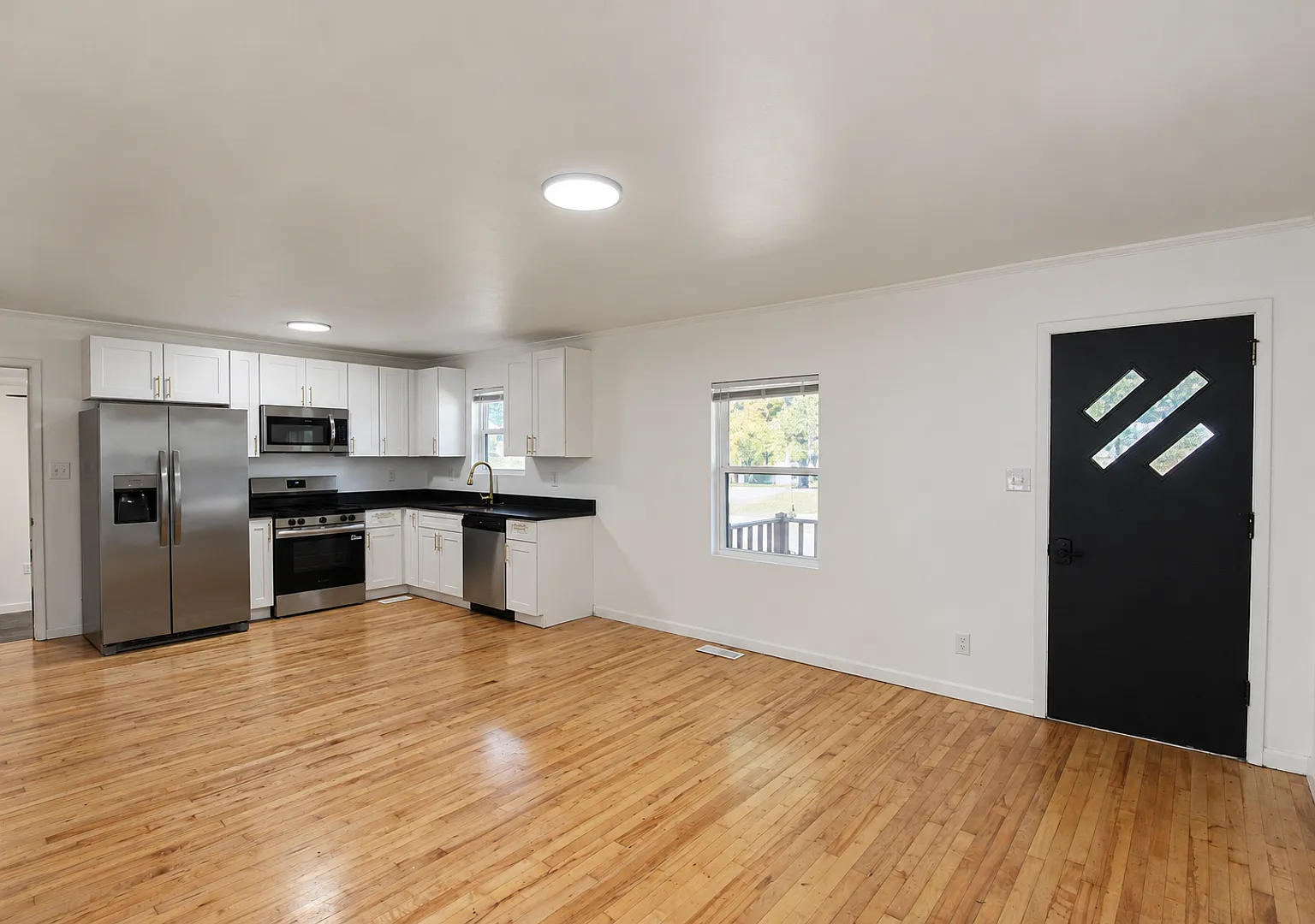 Single-Level 3 Bedroom Home with Hardwood Floors, Stainless Appliances, and Backyard in Crossville — Photo 2