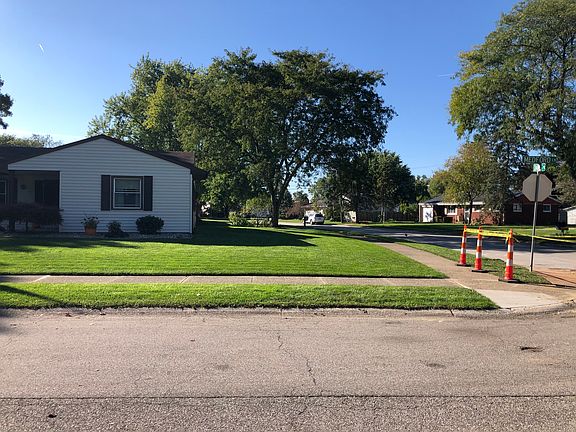3rd image of 1433 Medford Ln