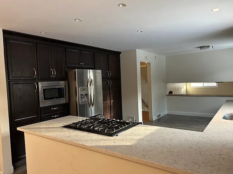 370 Sandringham Rd — Photo 9