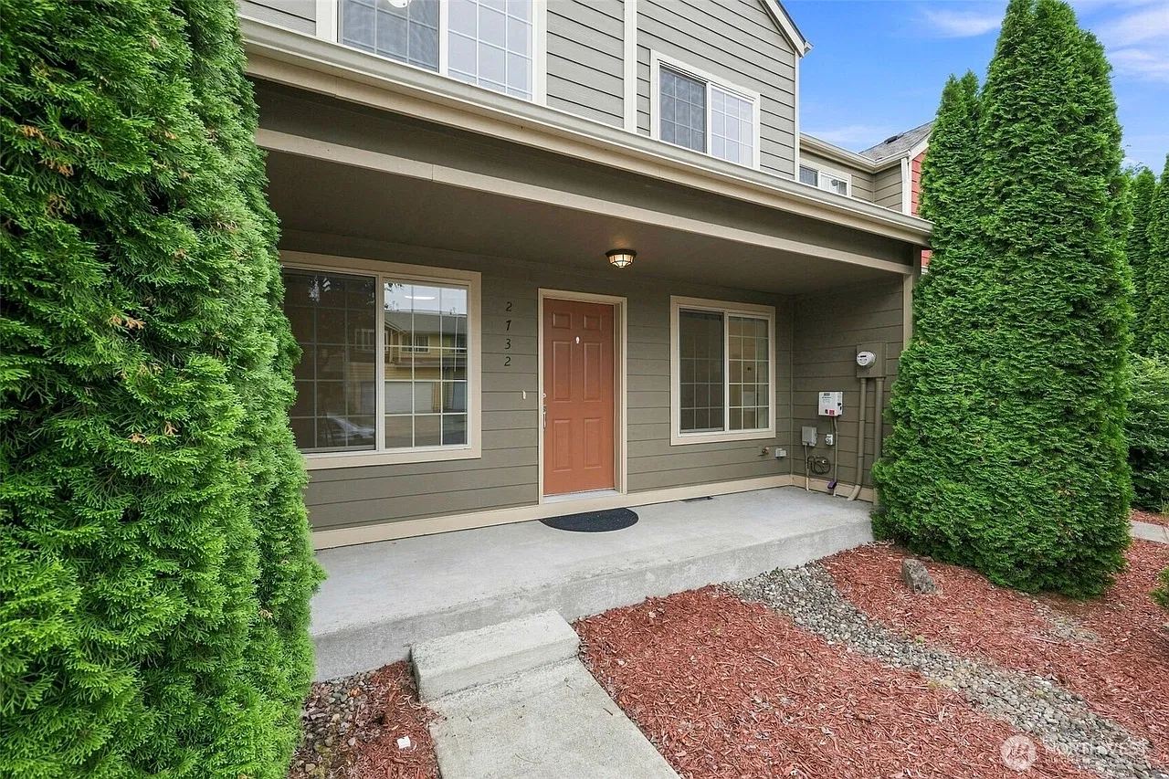 3 bed, 2.5 bath, 1738 sqft, $2,660 — Photo 1