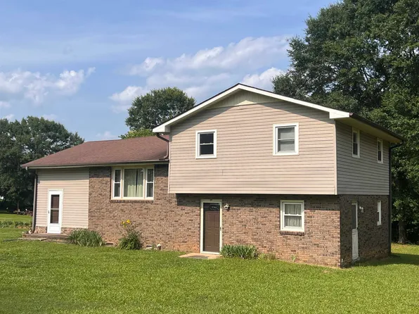 109 Berry Rd, Boiling Springs, SC 29316