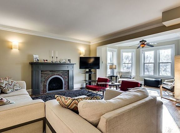3rd image of 1430 W Elmdale Ave #2