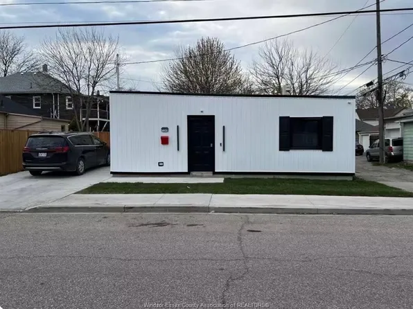 1240 Cataraqui St, Windsor, ON N9A 3N8