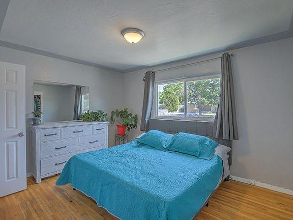 4th image of 2909 Dakota St NE