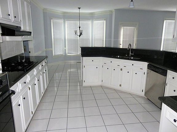 3rd image of 880 Sturbridge Dr