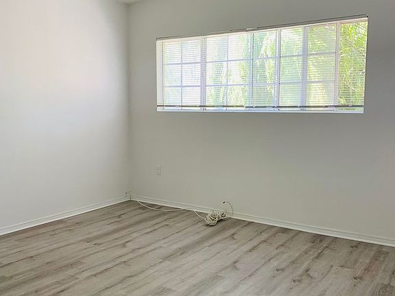 4th image of 1018 W 103rd St #1016-1