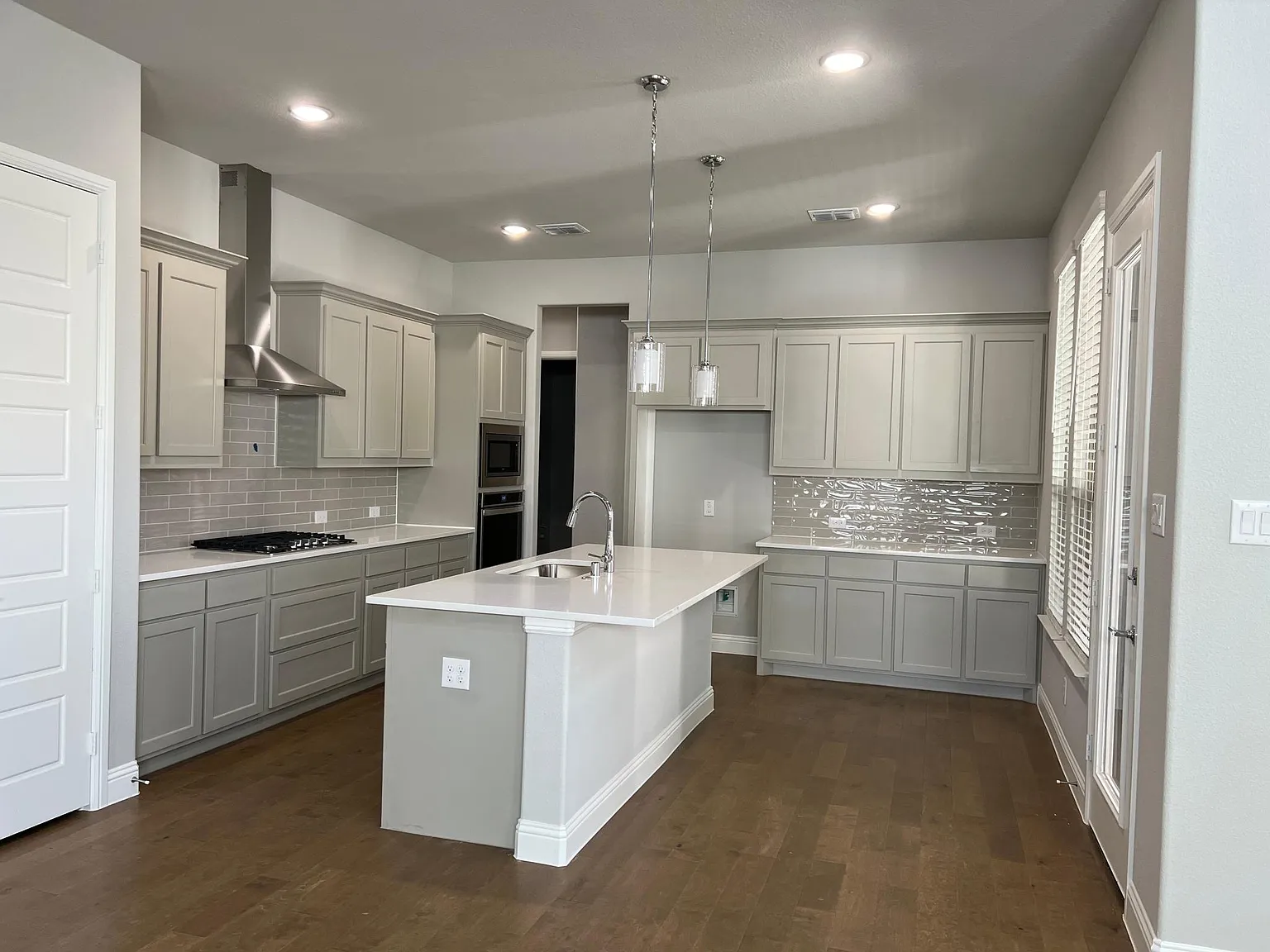 3 bed, 2.5 bath, 2713 sqft, $3,250 — Photo 4