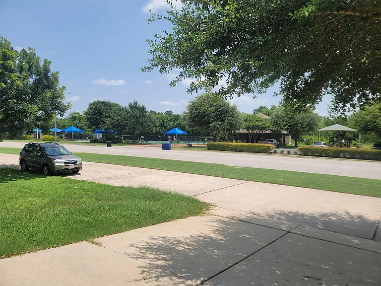 319 Riverwalk Dr — Photo 30