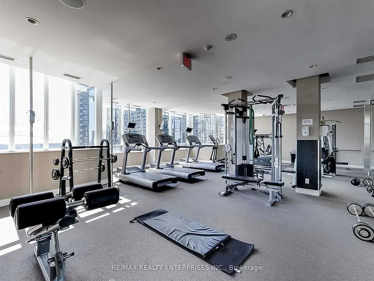 270 Wellington St W #409 — Photo 31